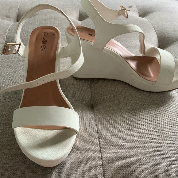 White size 6 heels from Ardene - Picture 2 of 3